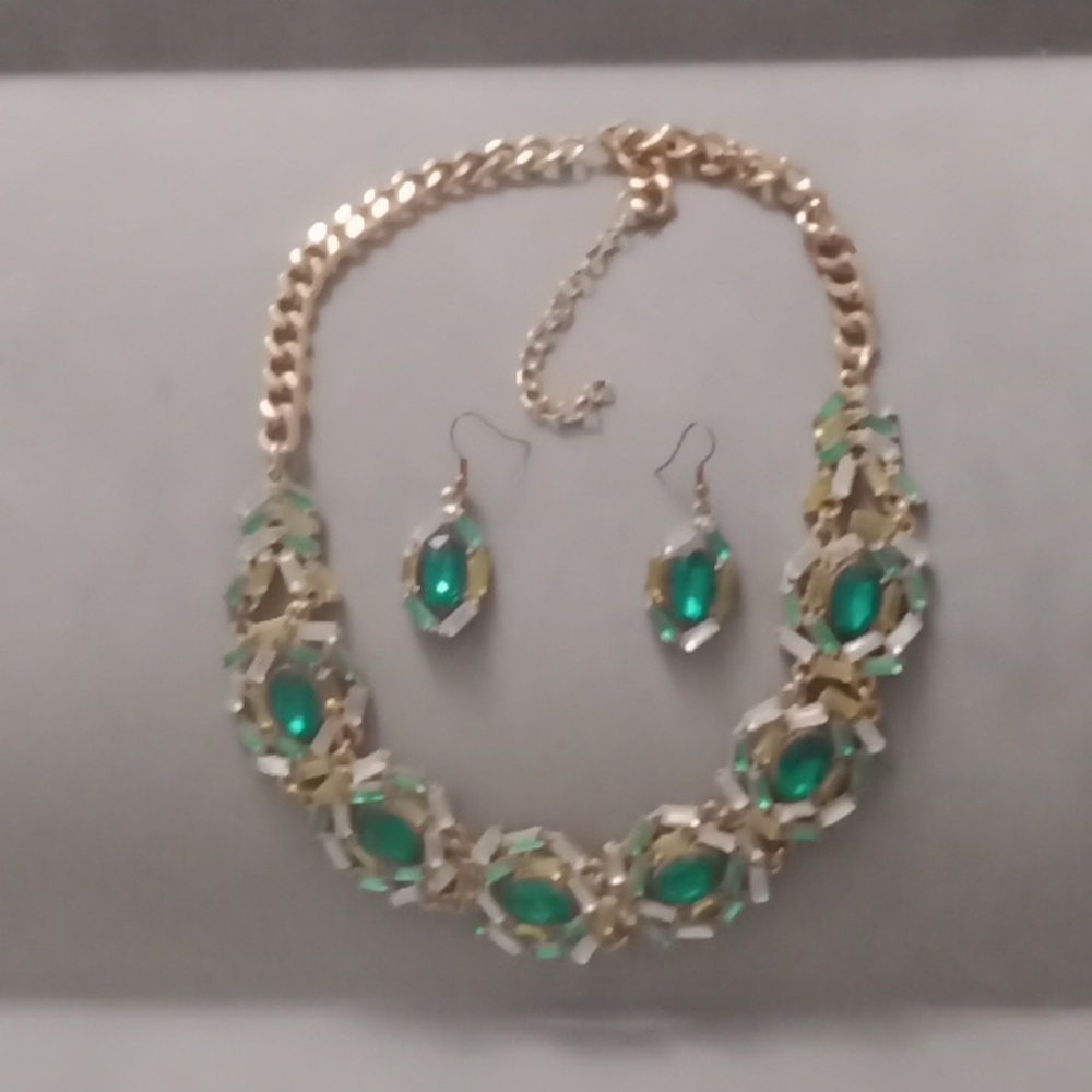 Set of earrings & necklace.